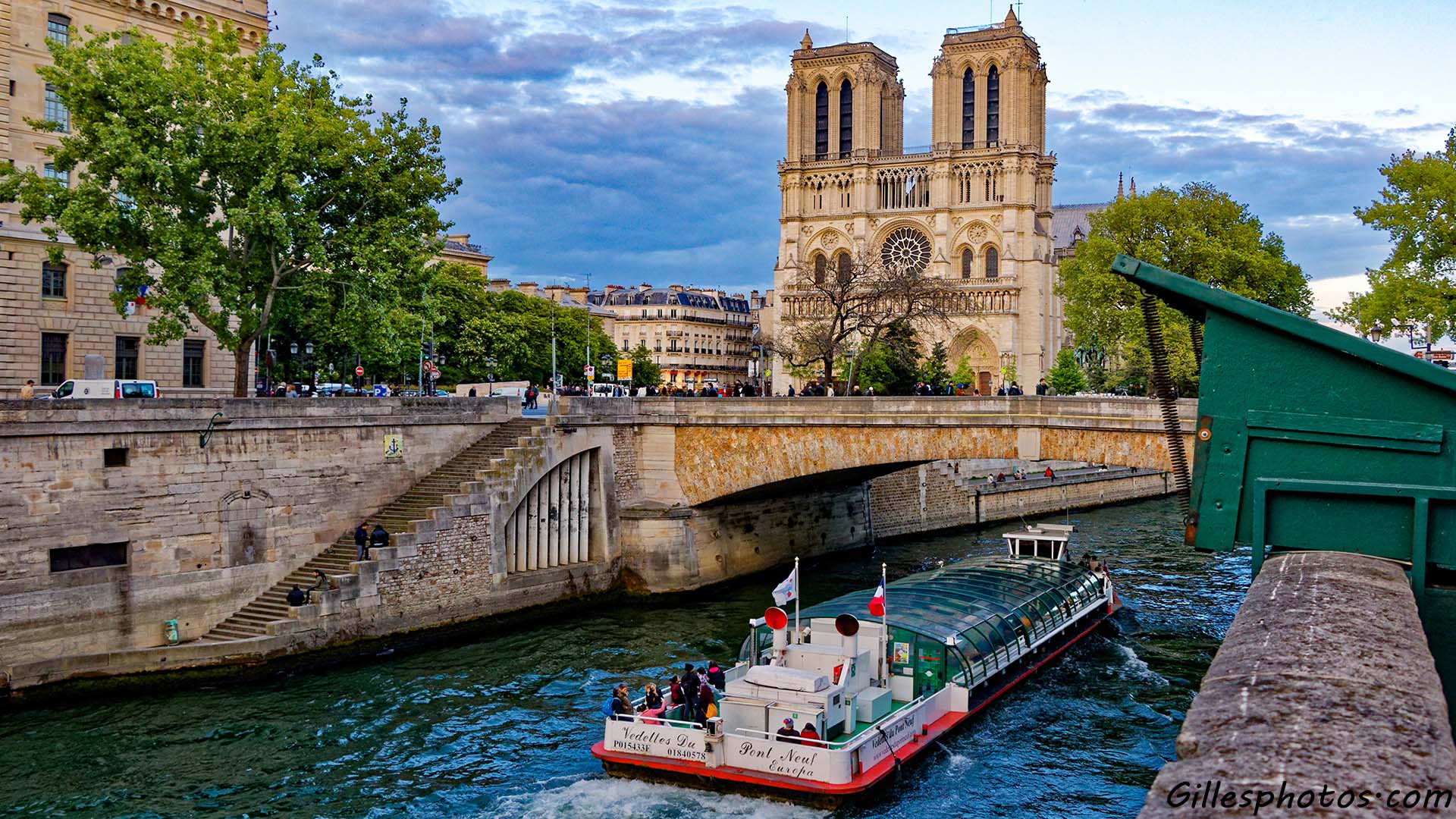 Photos Notre Dame de PARIS vu des berges de la Seine